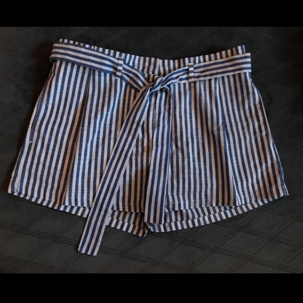 Women’s Paper Bag Waisted Shorts - Brand: Love Tree - size large